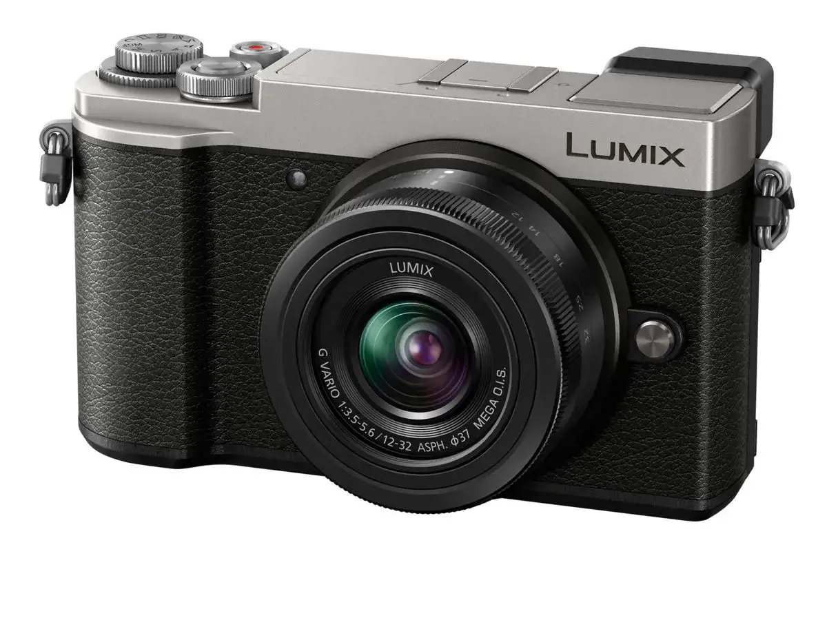 Appareil photo Lumix GX9 argent et noir, prêt pour un test. Objectif Lumix G Vario 12-32mm.