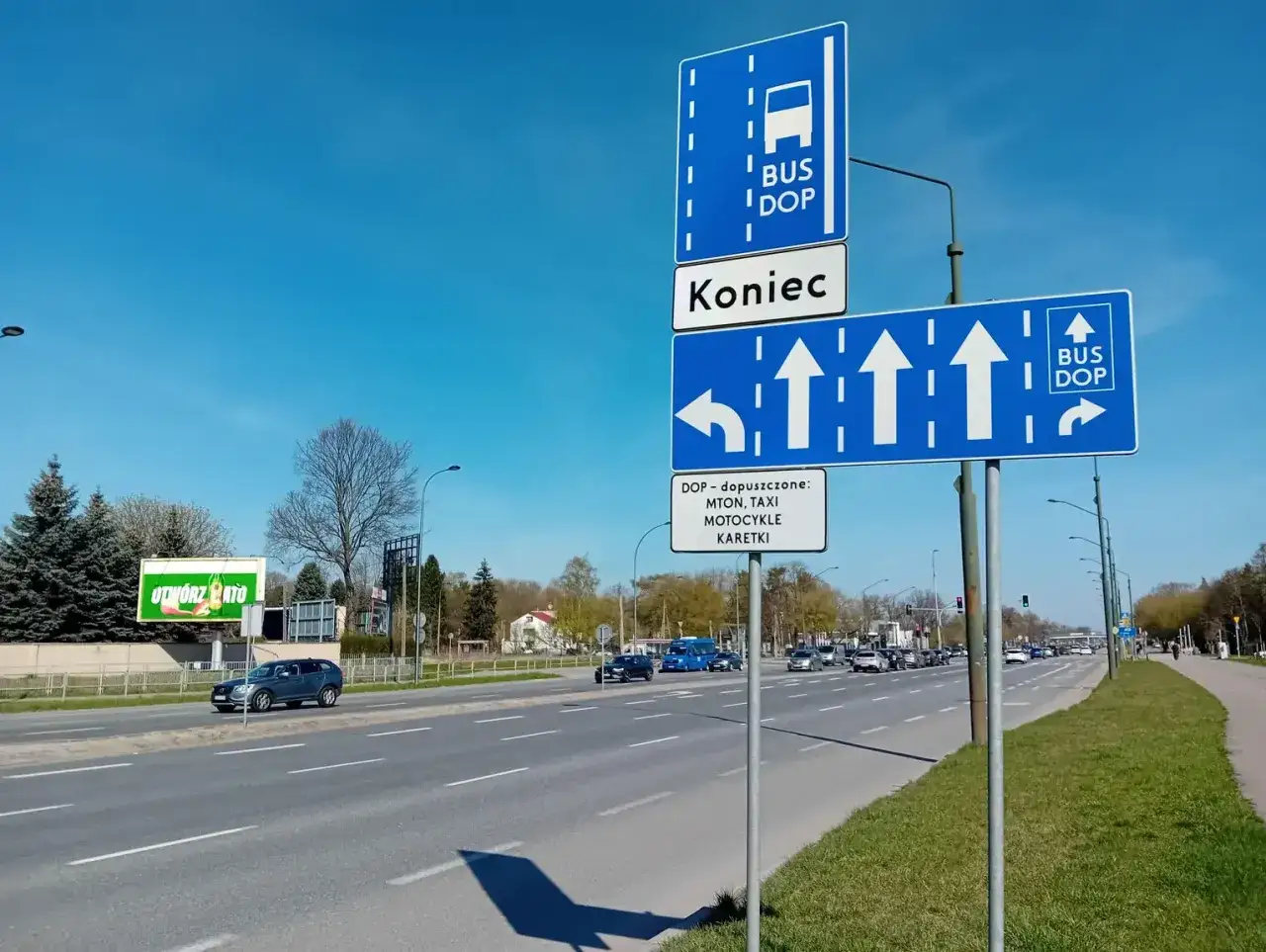 Znak drogowy informuje, że pas dla autobus&oacute;w (BUS DOP) się kończy. Dopuszczone są tam też m.in. taks&oacute;wki i karetki.