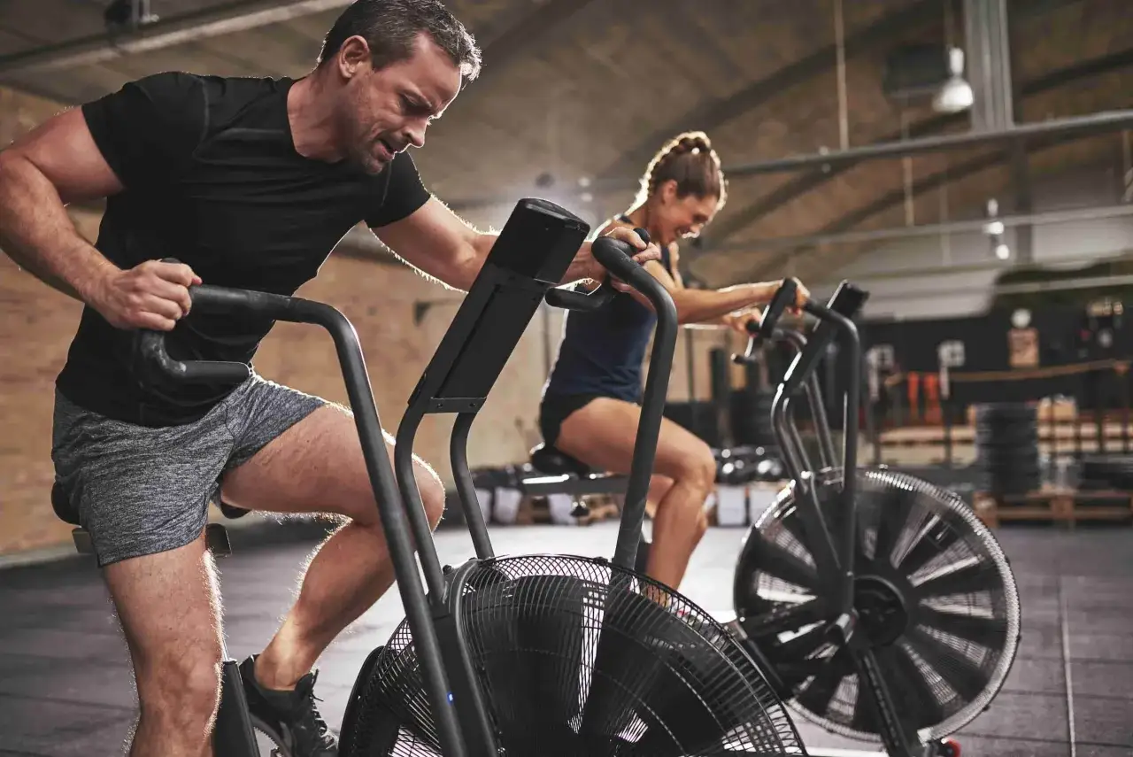 Para ćwiczy na rowerach stacjonarnych. Intensywny trening, jaki powinien być puls podczas jazdy na rowerze stacjonarnym?