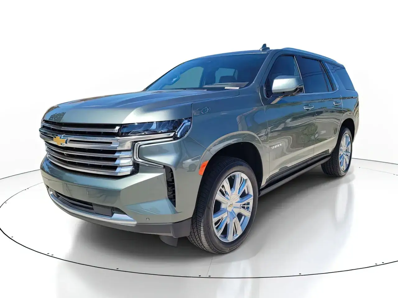 Nowy Chevrolet SUV w kolorze szarym, z chromowanymi felgami i elegancką linią nadwozia, gotowy na każdą podróż.