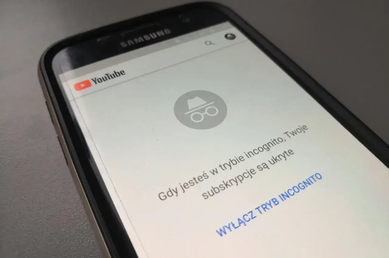 Użytkownik smartfona oglądający YouTube w przeglądarce