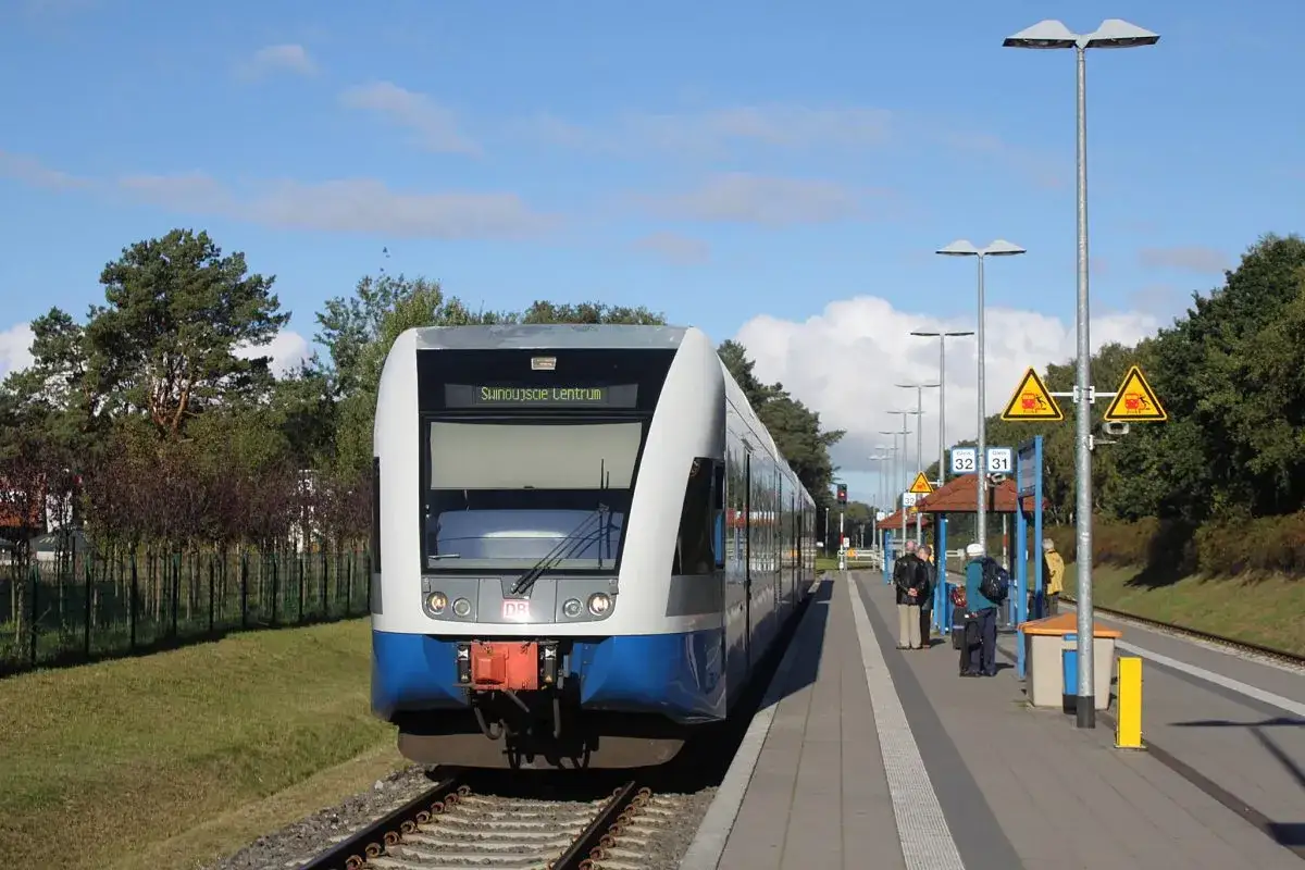 Pociąg do Świnoujścia Ahlbeck stoi na peronie.