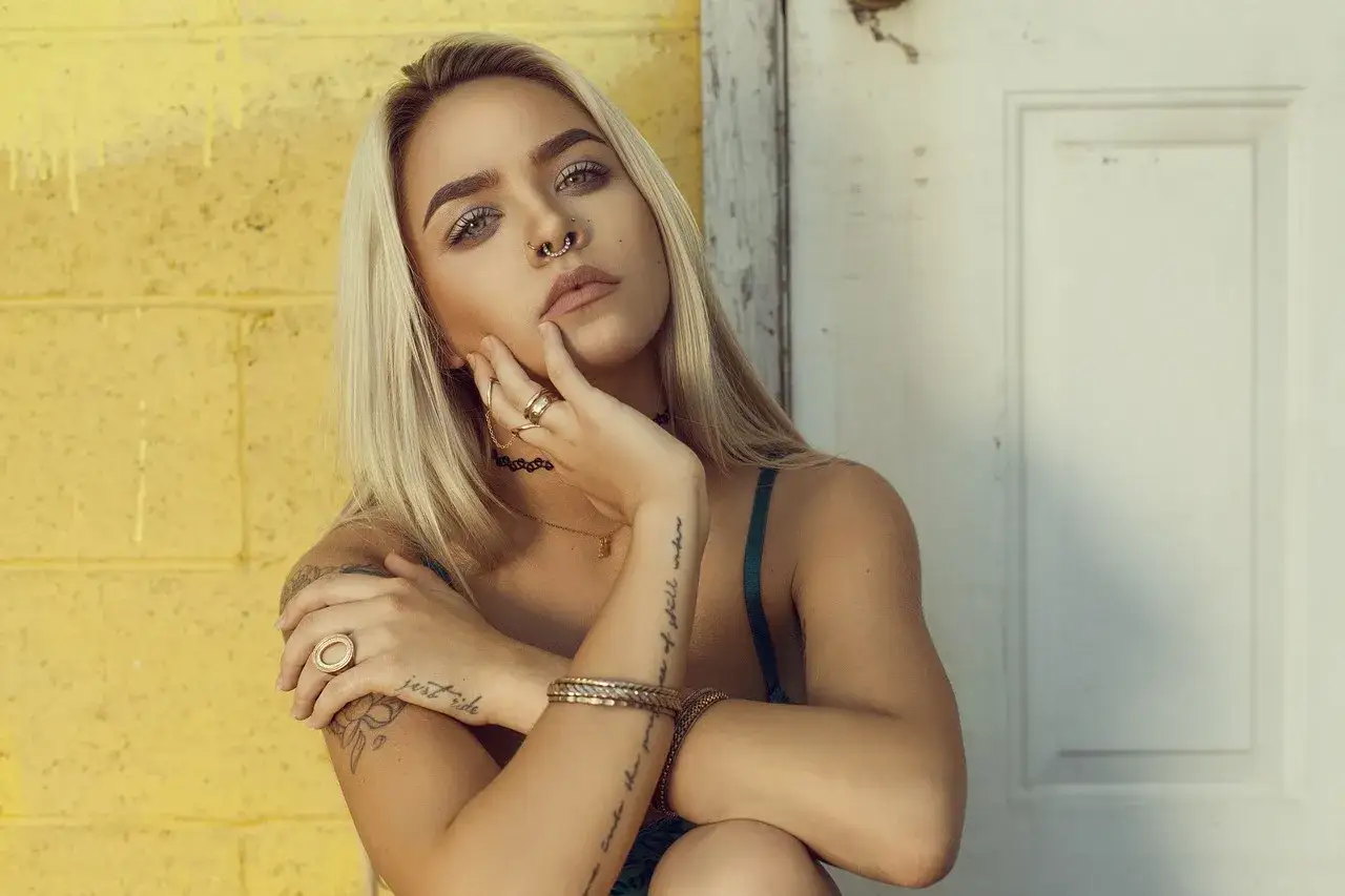 modelka przygotowująca się do sesji, profesjonalny makijaż modelki, modelka na castingu