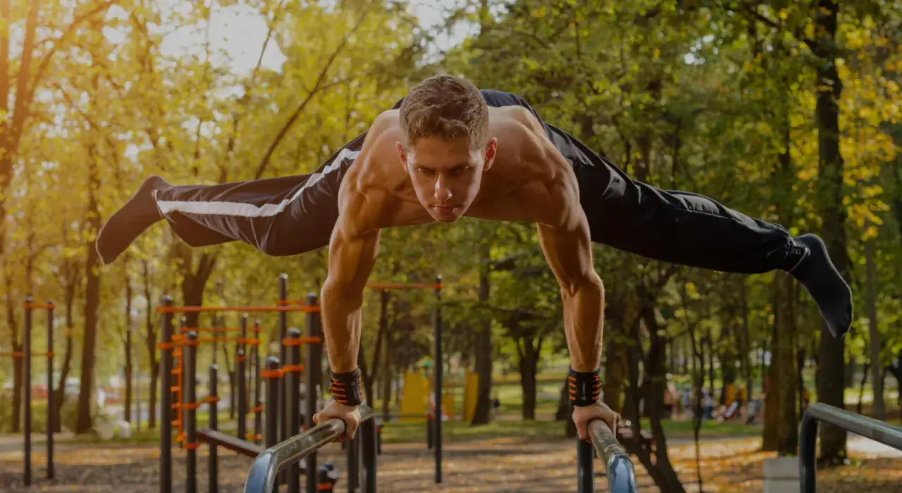 R&oacute;żne osoby uprawiające cardio w r&oacute;żnych miejscach