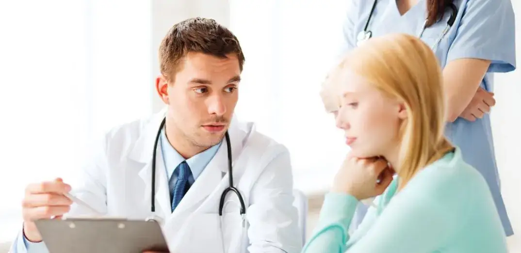 Arzt und Patient im Gespräch