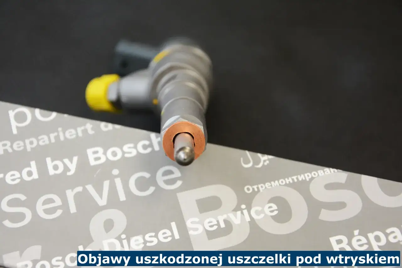 Wtryskiwacz z miedzianą podkładką, kluczowy element do prawidłowego działania silnika. Uszkodzona uszczelka pod wtryskiem może prowadzić do problemów.