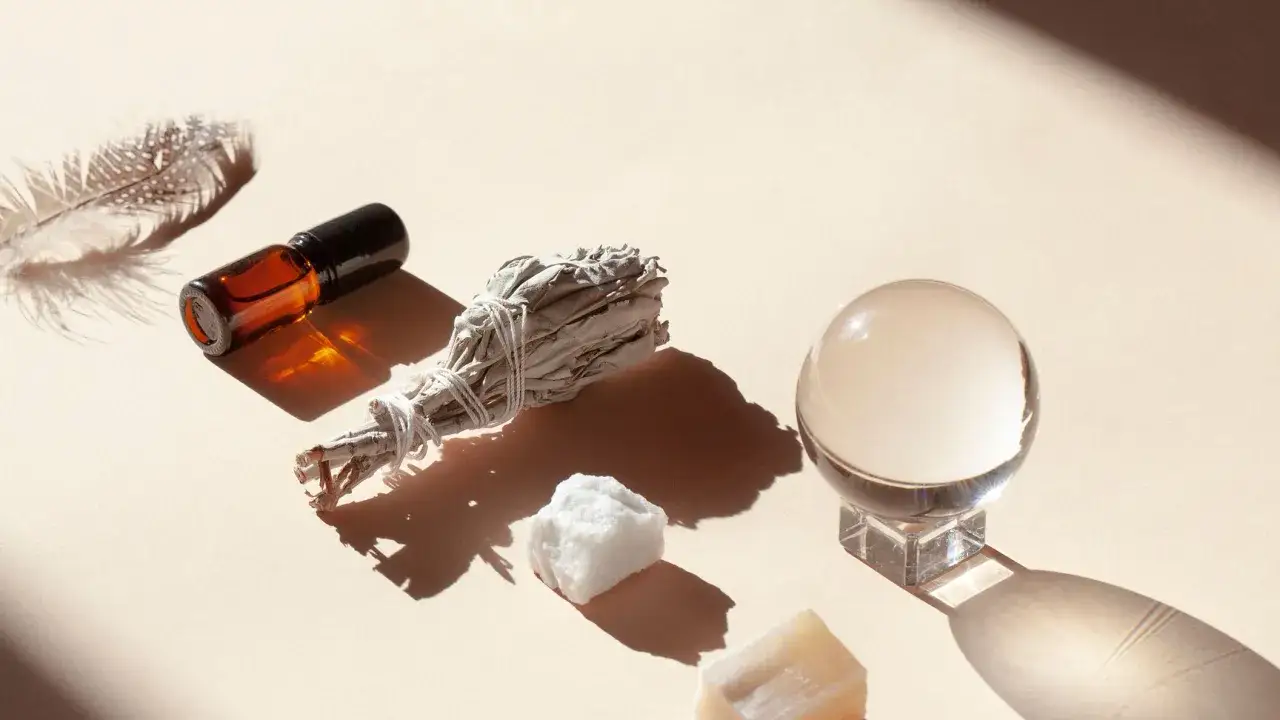 Piuma, ambra, cristalli e un fascio di salvia, evocano le antiche **canfora propriet&agrave; magiche** per purificare e attrarre energie positive.
