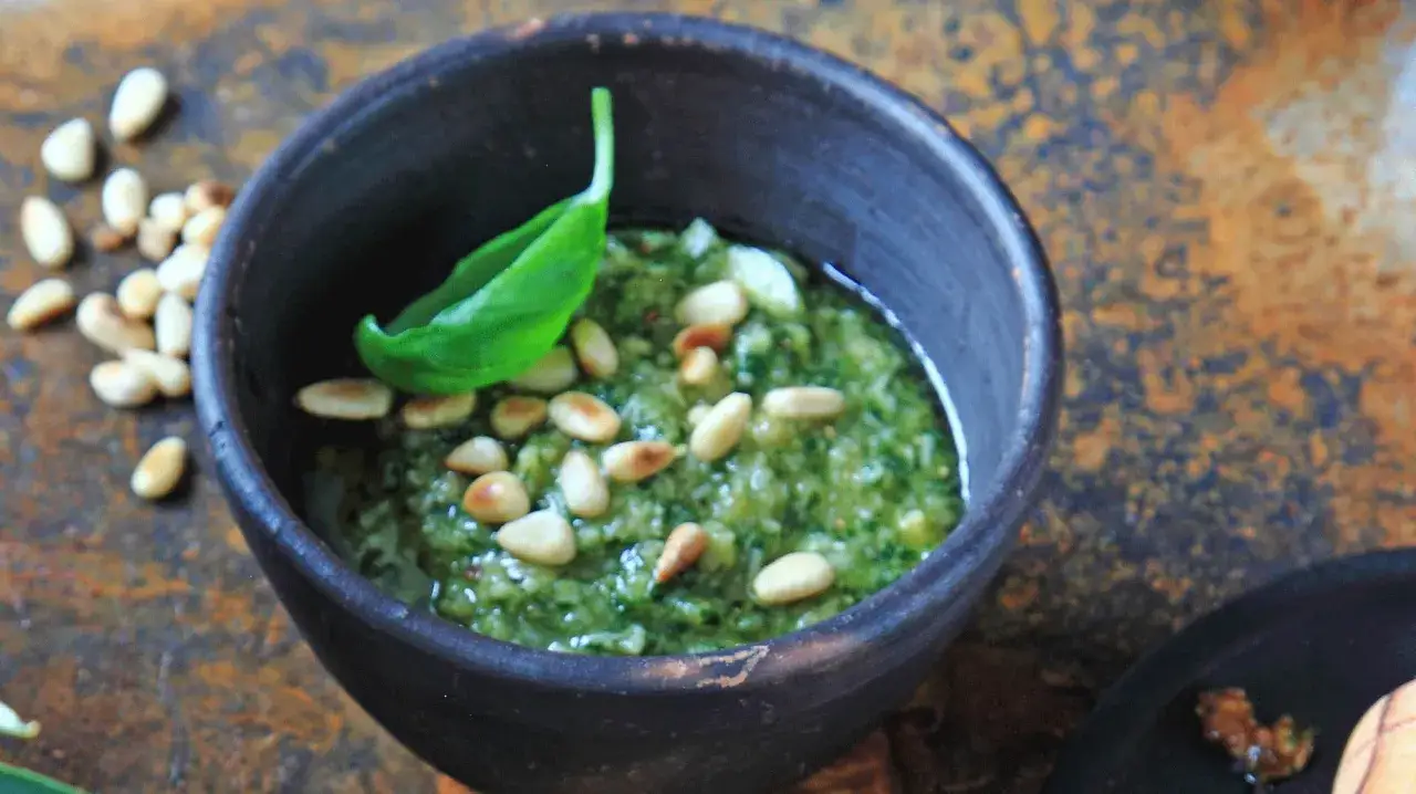 En sk&aring;l med hemgjord pesto, toppad med pinjen&ouml;tter och basilika. Perfekt f&ouml;r ditt n&auml;sta pesto recept.