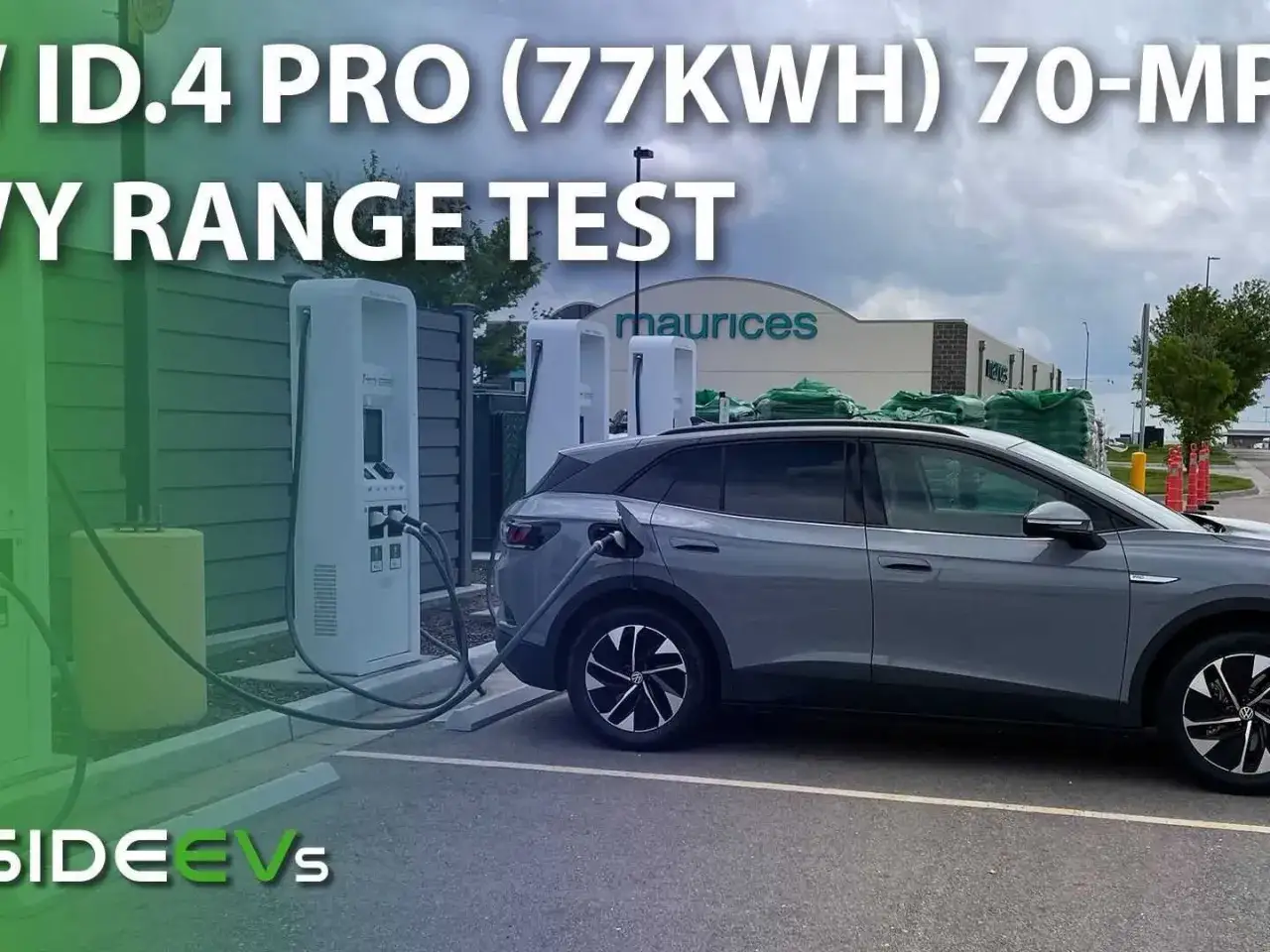 Un Volkswagen ID.4 Pro gris cargando en un punto de carga, listo para una prueba de autonomía.
