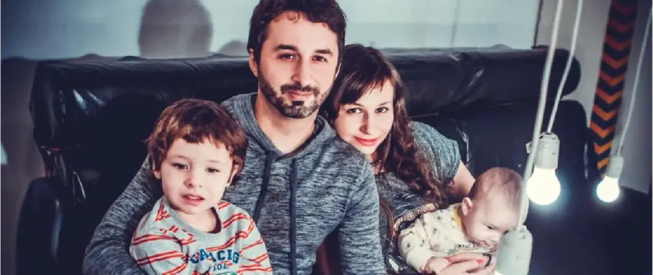 Szczęśliwa rodzina z dwójką dzieci, tata na urlopie rodzicielskim.