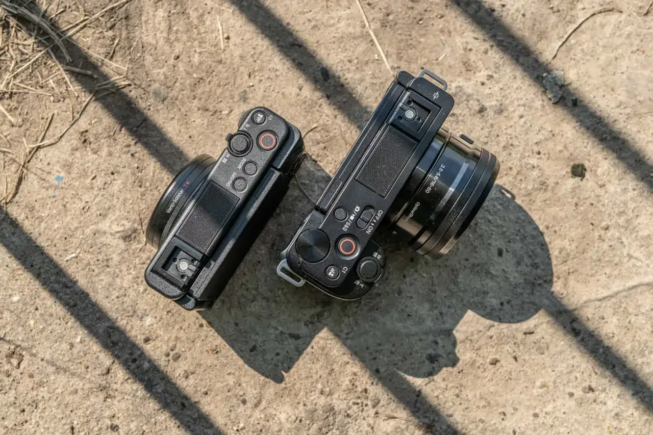 Dwa aparaty Sony, jeden z obiektywem Vario-Sonnar T*, drugi z 16-50mm. Idealne do uchwycenia każdej chwili, jak np. na wakacjach z rodziną.