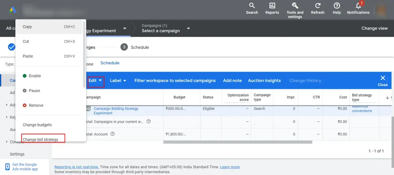 W interfejsie Google Ads widać menu kontekstowe z opcją