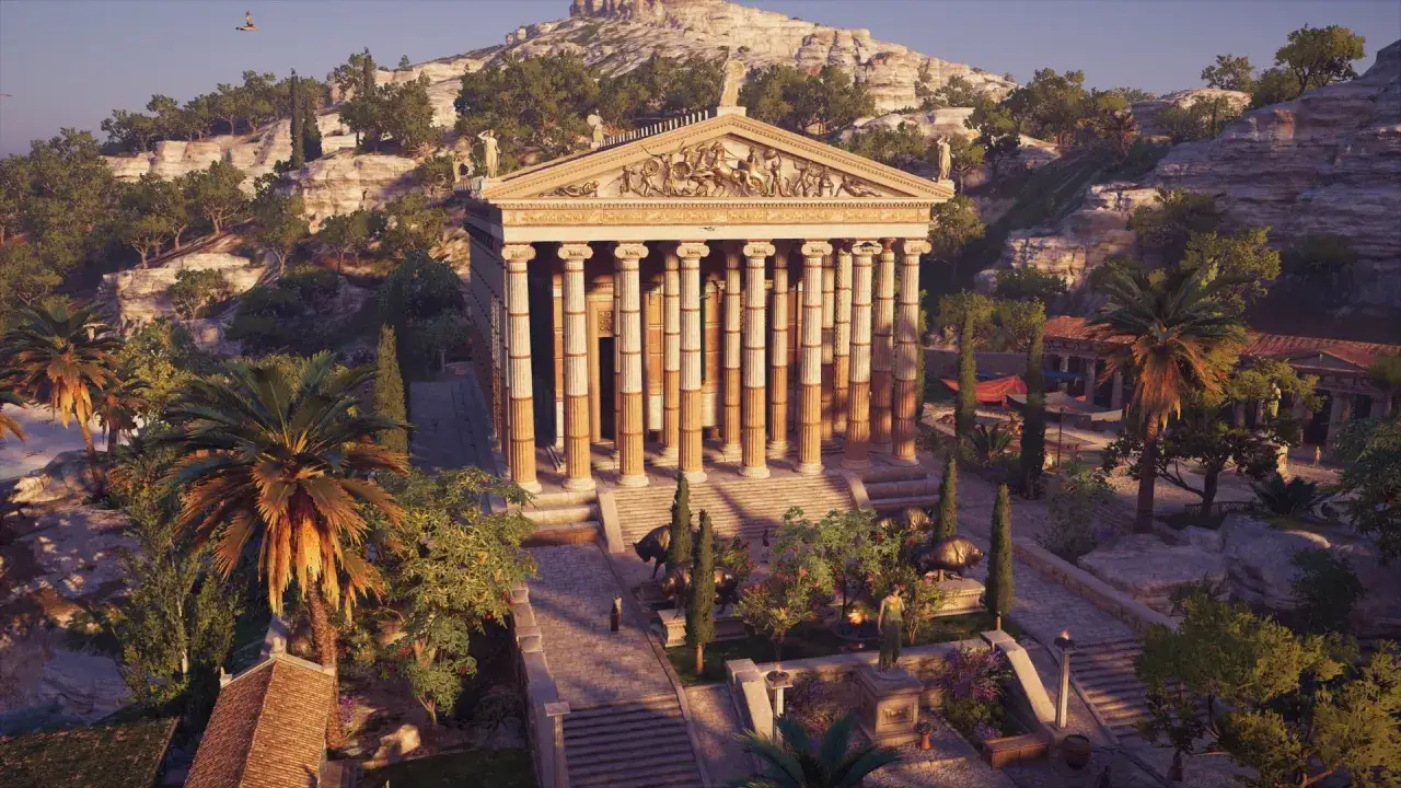 Majestatyczna świątynia w Assassin's Creed Odyssey, otoczona palmami i drzewami, na tle skalistych wzgórz.