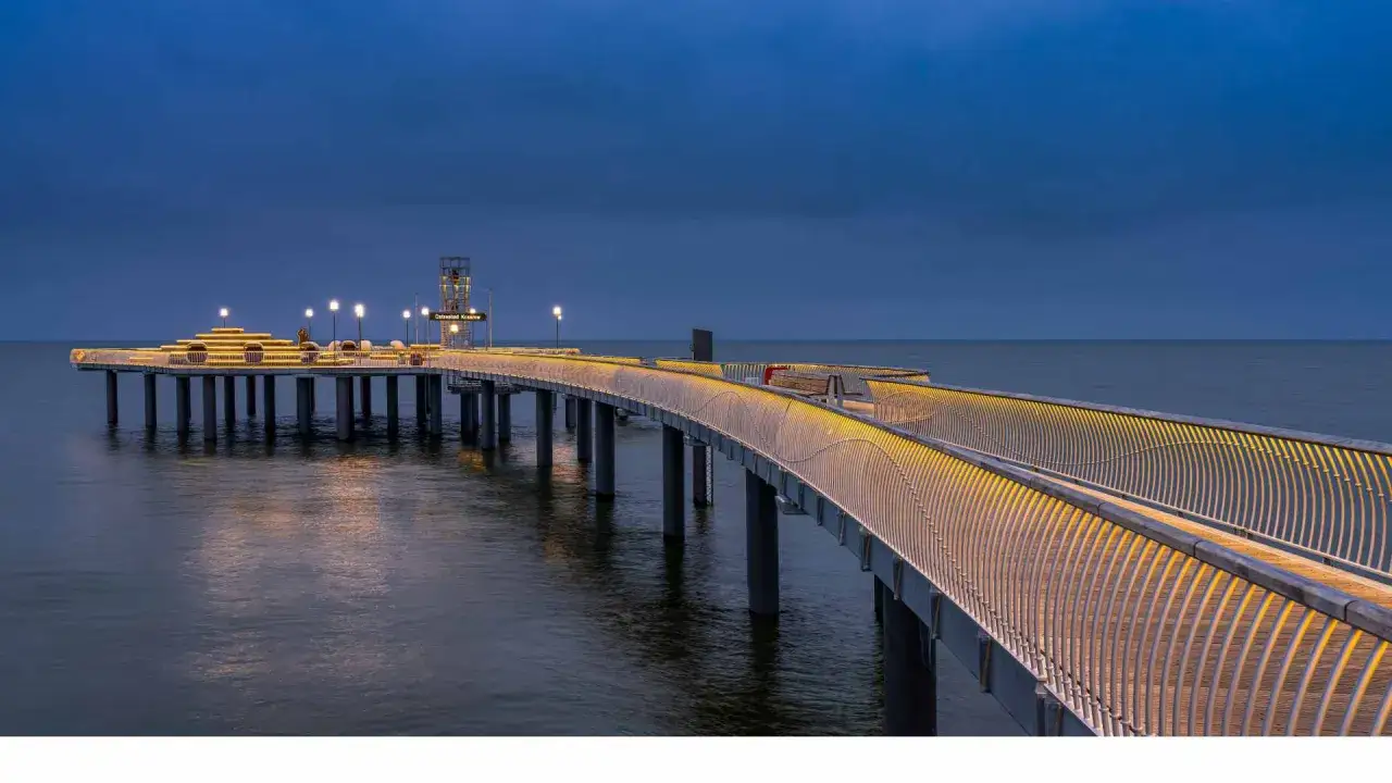 Beleuchtete Seebrücke am Strand Koserow im Abendlicht.
