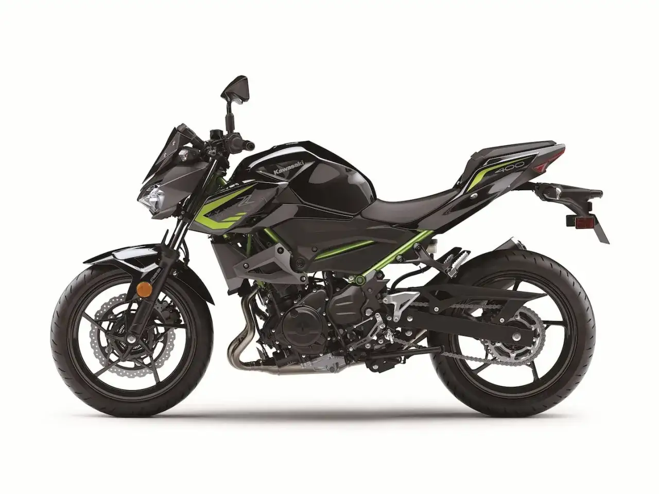 Kawasaki Z400 negra con detalles verdes, lista para la acción. Consulta su **kawasaki z400 ficha técnica** para conocer sus prestaciones.