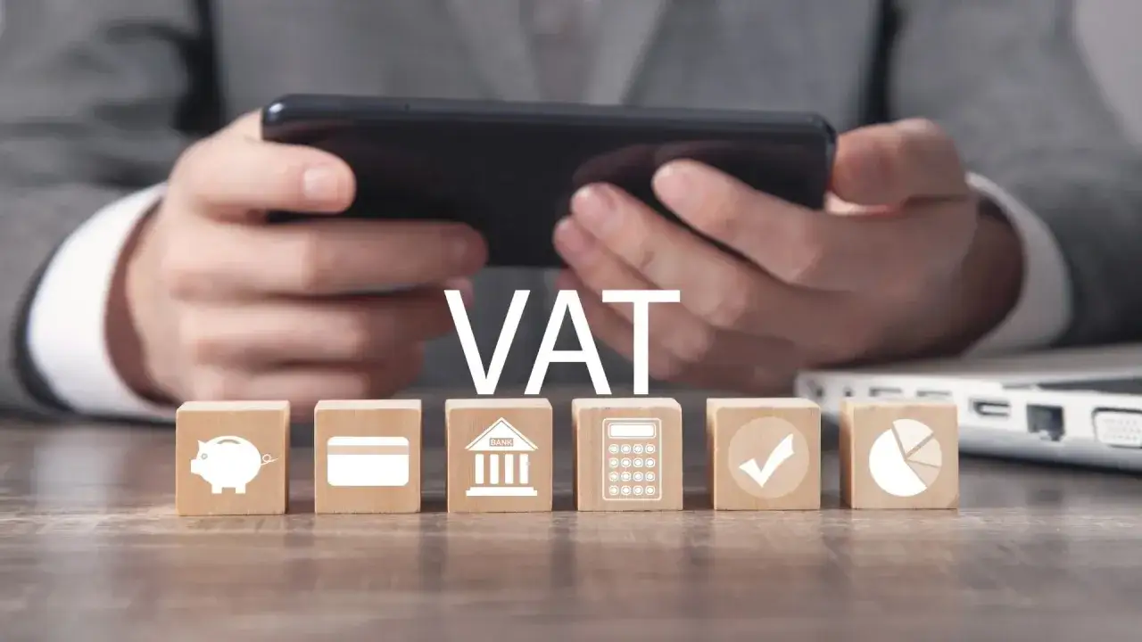 Klocki z symbolami finansowymi i napisem VAT. Sprawdź, od jakiej kwoty naliczany jest vat.