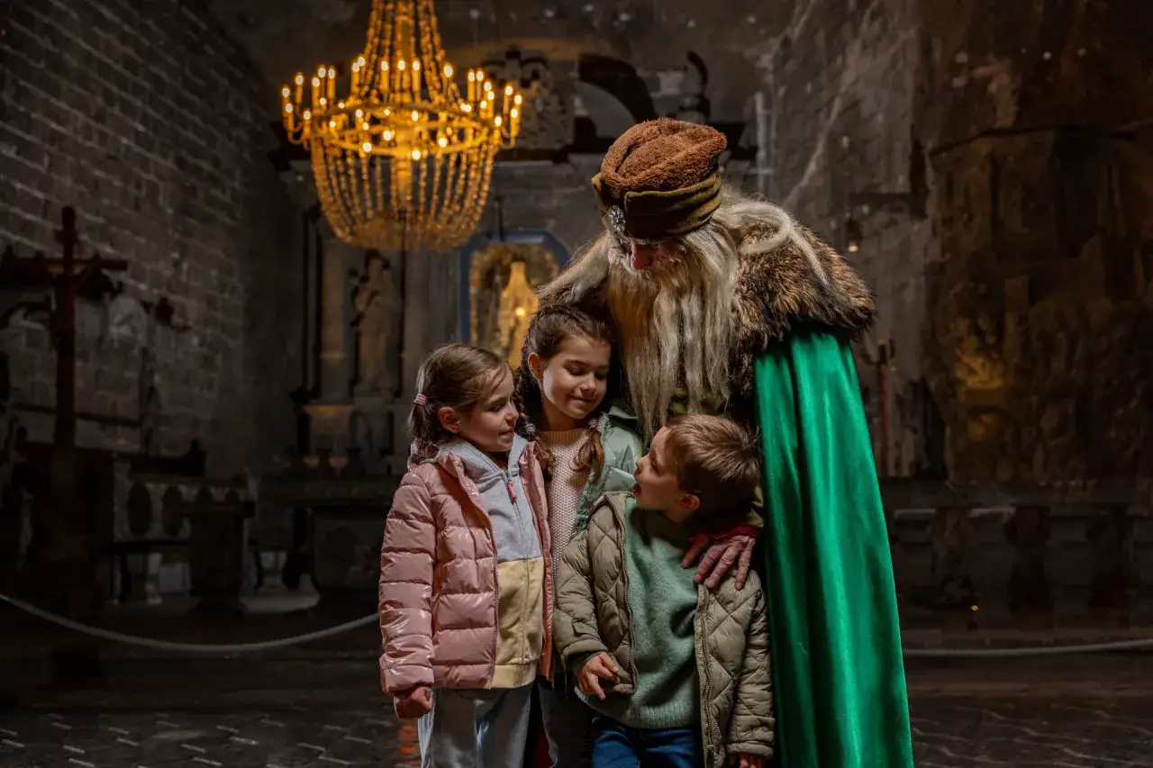 W kopalni soli w Wieliczce, tajemnicza postać z brodą opowiada dzieciom bajki.