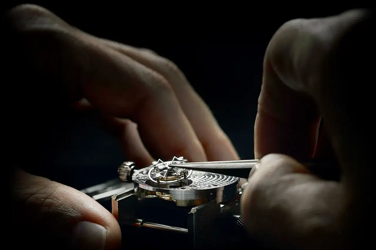 Manos expertas ensamblan un mecanismo de reloj de lujo. La precisión es clave para saber cuántos Rolex se fabrican al año.