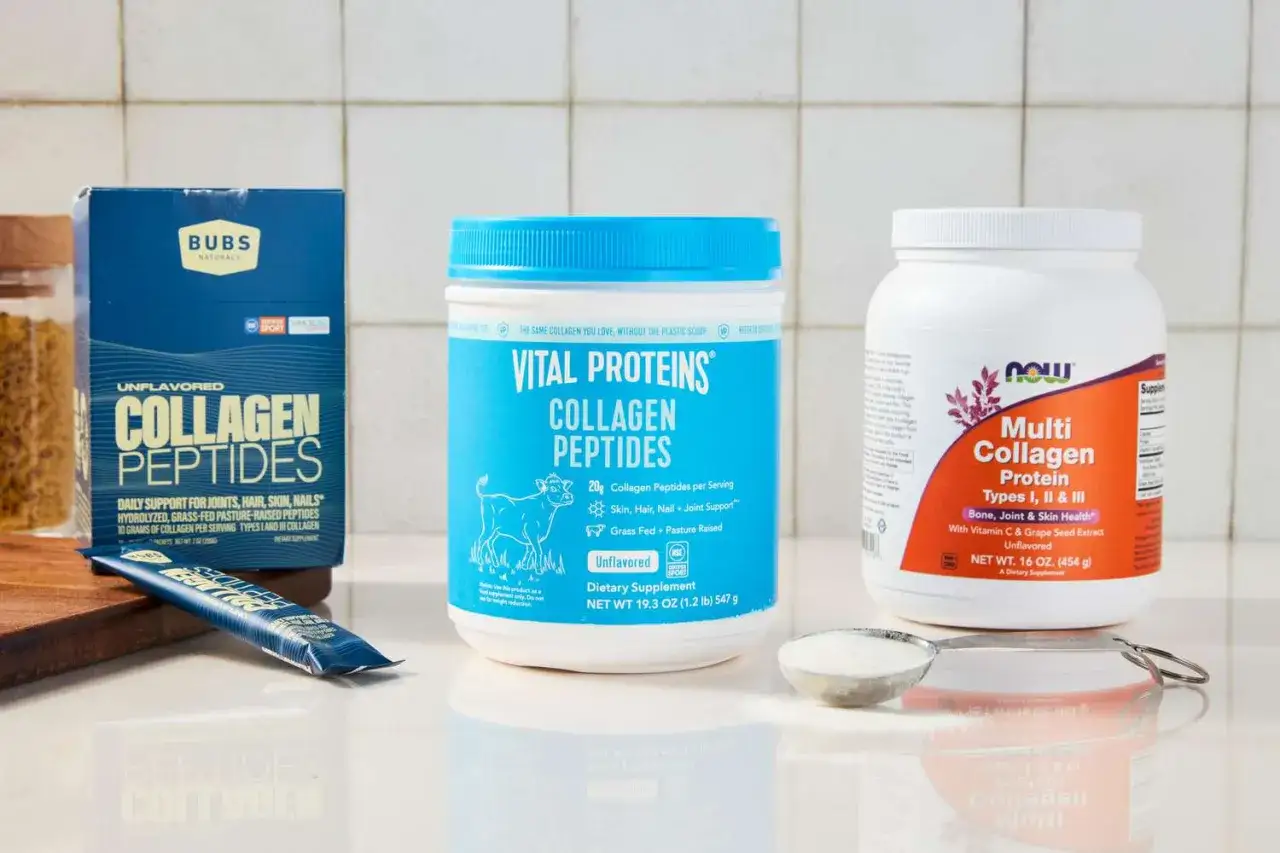 Pojemniki z peptydami kolagenu: Bubs Naturals, Vital Proteins i NOW Foods. Codzienne picie kolagenu wspiera stawy, włosy, sk&oacute;rę i paznokcie.