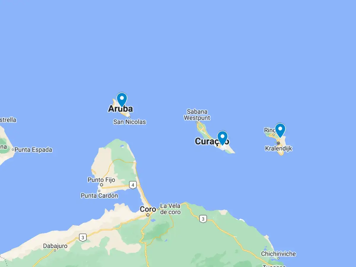 Mapa pokazuje lokalizację Aruby, Curaçao i Bonaire. Gdzie jest Aruba? Na mapie widać ją jako wyspę na północny zachód od Curaçao.