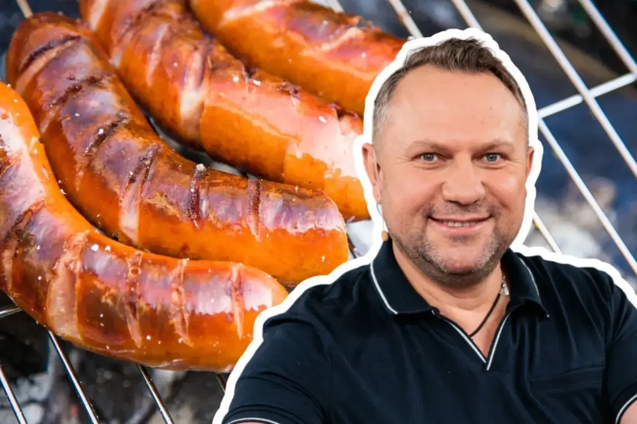 Apetyczna kiełbasa z grilla, rumiana i skwiercząca, obok uśmiechnięty mężczyzna. Idealna na letnie spotkania.
