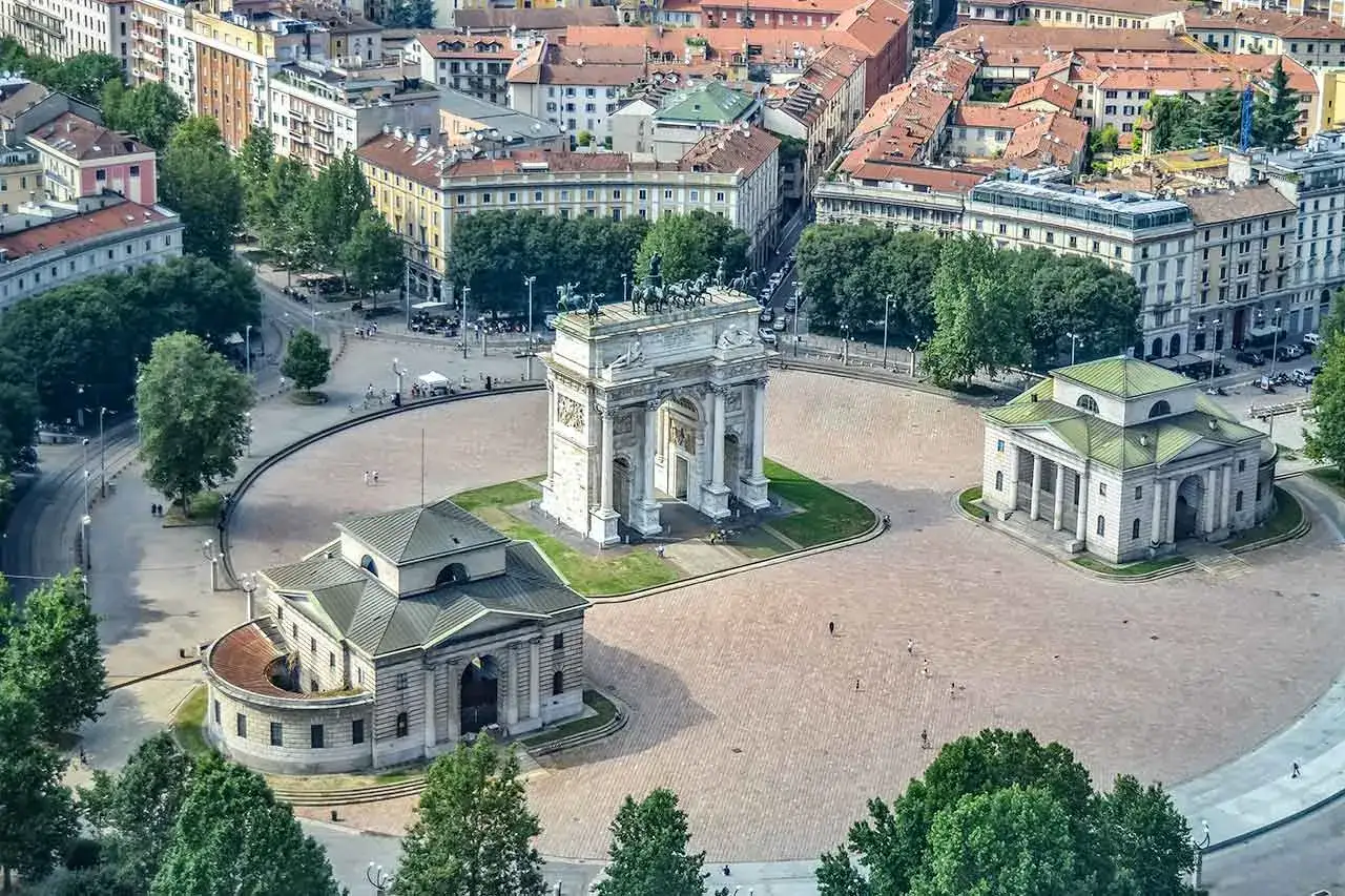 Łuk triumfalny i place w Mediolanie. Ludzie spacerują, co sugeruje, że w Mediolanie jest bezpiecznie.