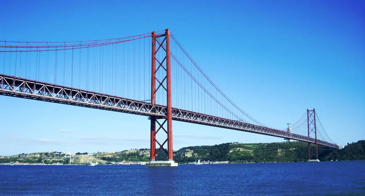 El puente colgante rojo de Lisboa cruza el río Tajo. Su longitud total es de 2.277 metros.