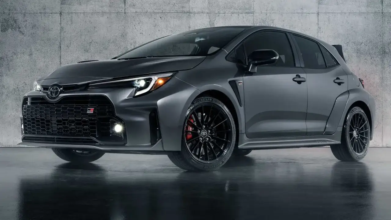 Grauer Toyota Corolla GR mit 300 PS, aggressiver Front und sportlichen Felgen, bereit für die Rennstrecke.