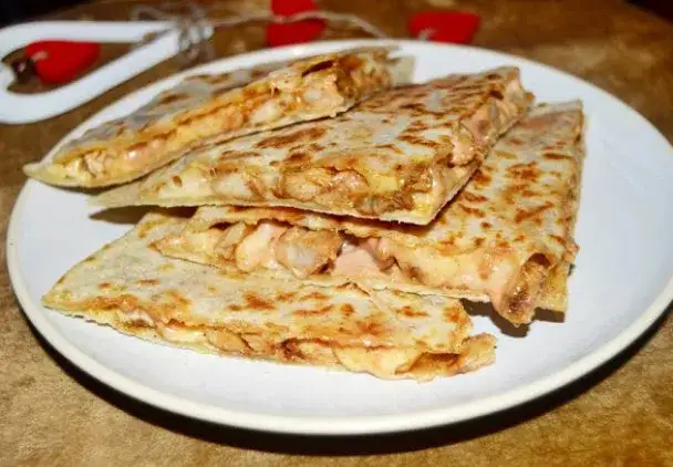 quesadilla z kurczakiem i serem