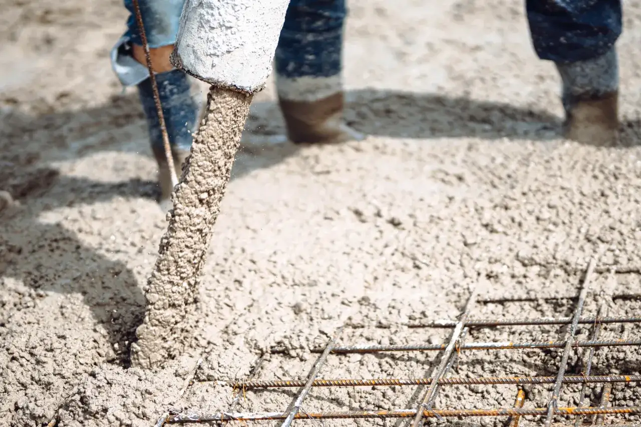 Wylewanie betonu na zbrojenie. Obliczasz, ile cementu na 100m2 wylewki? Zobacz, jak powstaje solidna podstawa.