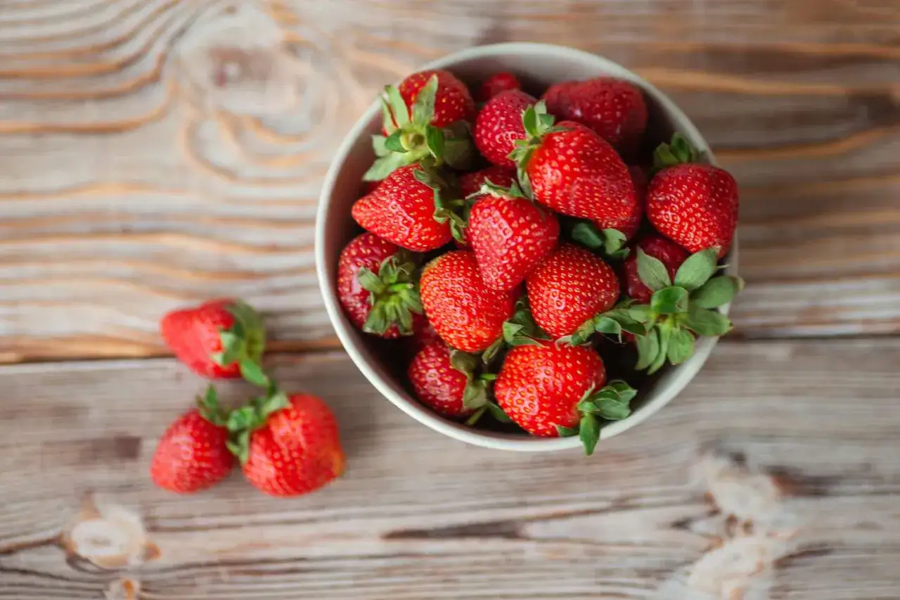Un taz&oacute;n lleno de fresas rojas y jugosas, perfectas para un snack saludable con pocas calor&iacute;as.