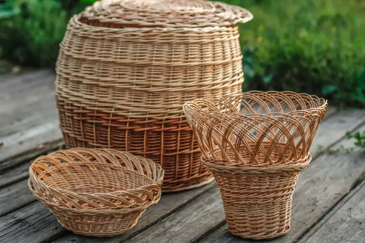 Trois paniers en rotin, dont un grand avec couvercle, pr&ecirc;ts pour le nettoyage rotin avec vinaigre blanc.