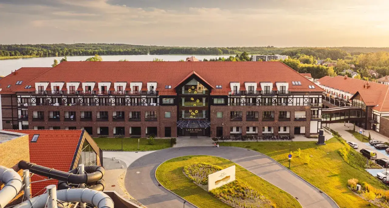 Elegancki hotel Lake Hill Resort & Spa, z widokiem na jezioro, zaprasza radisson individuals na relaks.