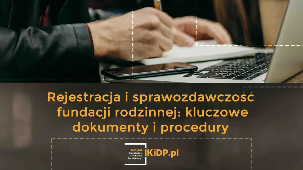 Ręce piszą notatki, przygotowując się do założenia fundacji rodzinnej. Kluczowe dokumenty i procedury.