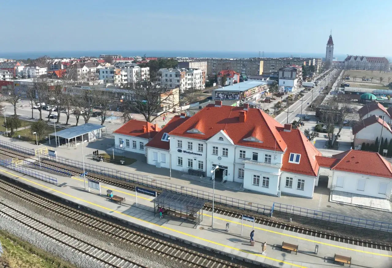 Stacja Władysławowo, początek trasy na Hel. Widok na budynek dworca, tory i perony.