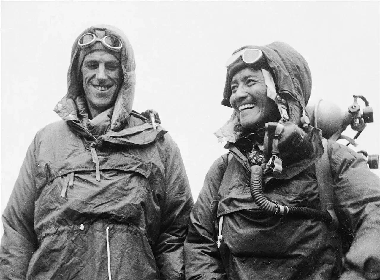 Edmund Hillary y Tenzing Norgay, los primeros en subir el Everest, sonríen con equipo de expedición.