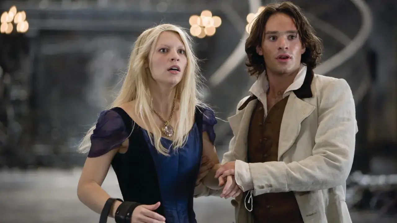 Claire Danes i Charlie Cox, czyli gwiezdny pył obsada, w scenie pełnej napięcia.