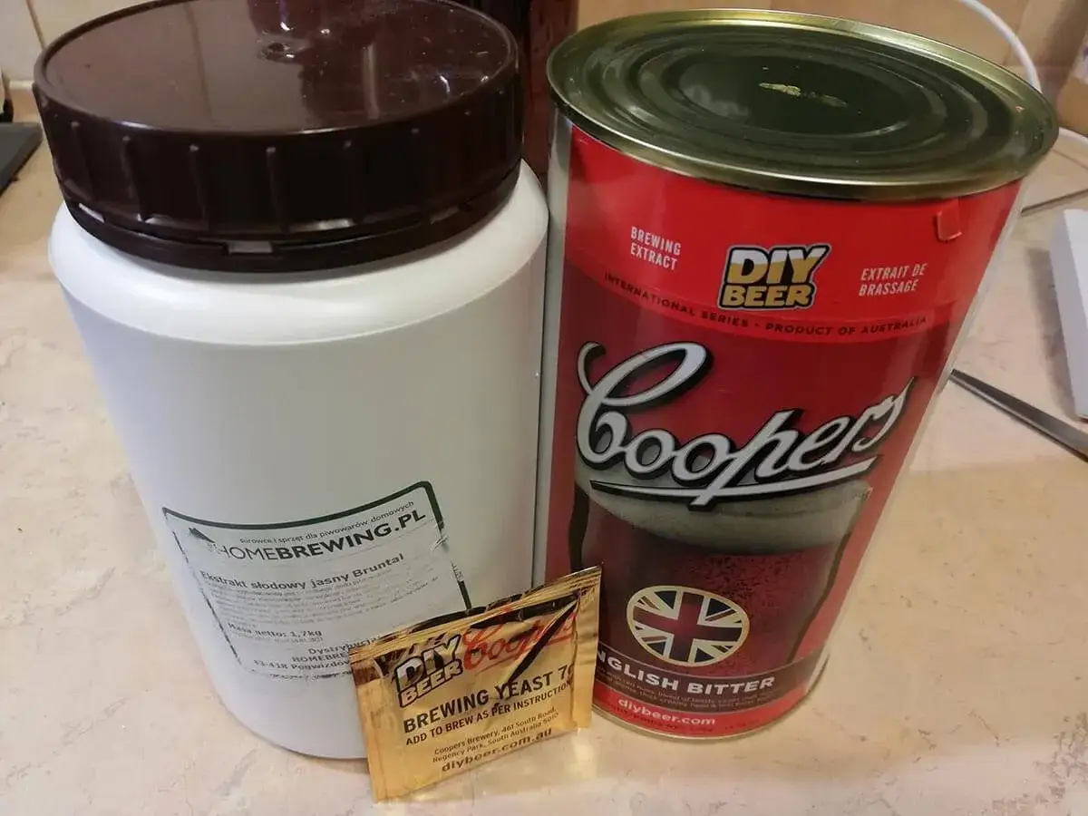 Wszystko gotowe do warzenia piwa z brewkitu: ekstrakt słodowy, drożdże i puszka Coopers English Bitter.
