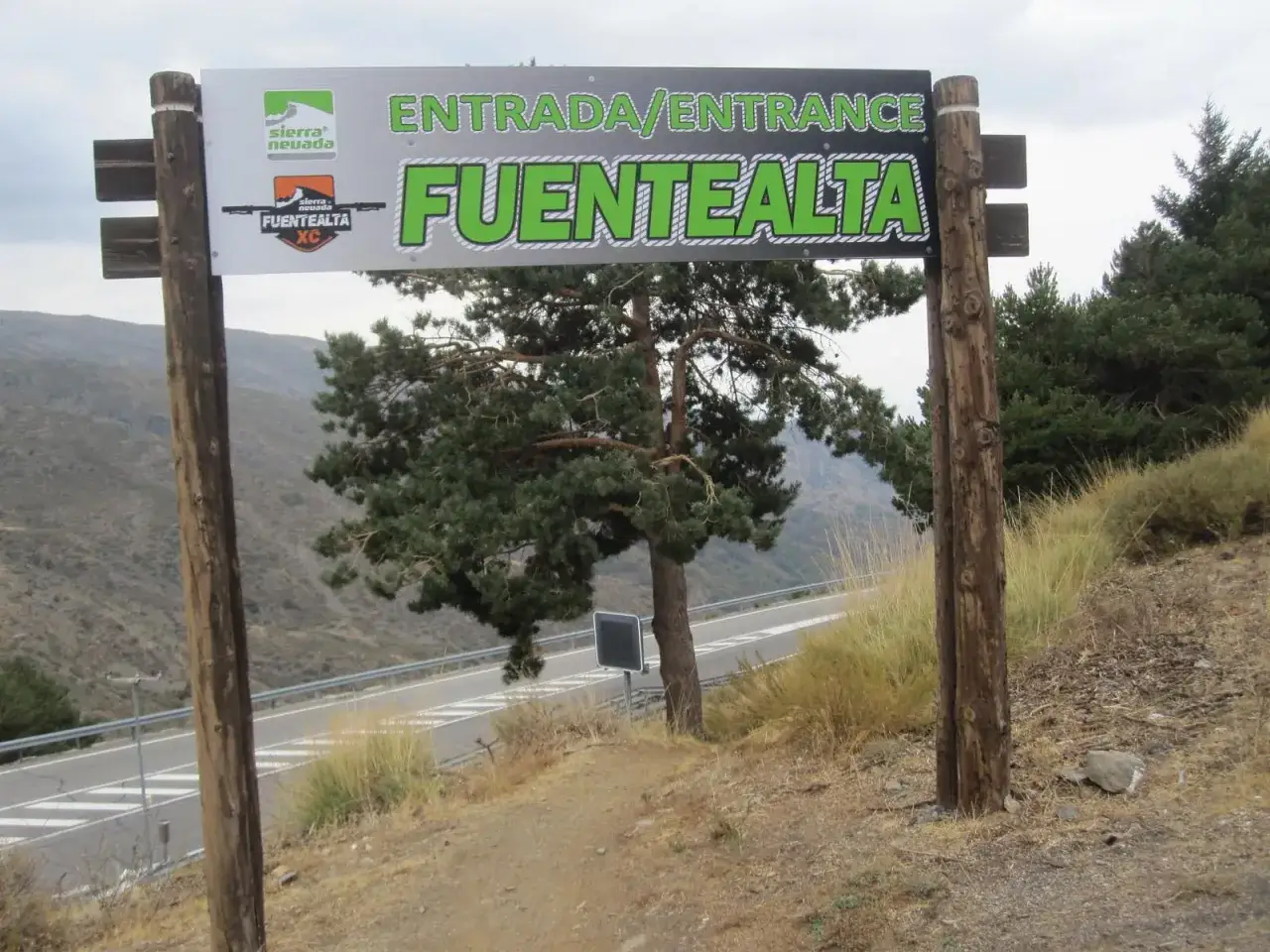 Entrada a Fuente Alta, Sierra Nevada. Un cartel anuncia la entrada a Fuente Alta, un lugar en la Sierra Nevada.