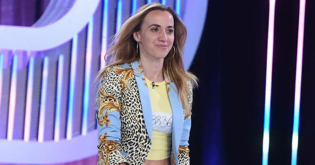 Marianna Schreiber w kolorowej marynarce z panterką i złotymi zdobieniami, z numerem 3836.