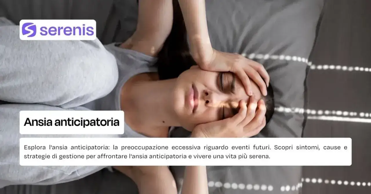 Donna con le mani sulla testa, soffre di ansia anticipatoria. Scopri rimedi e strategie per gestirla.