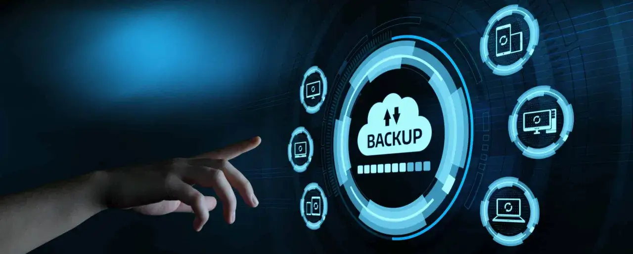 Main d'une personne touchant un écran affichant une icône de cloud avec le mot
