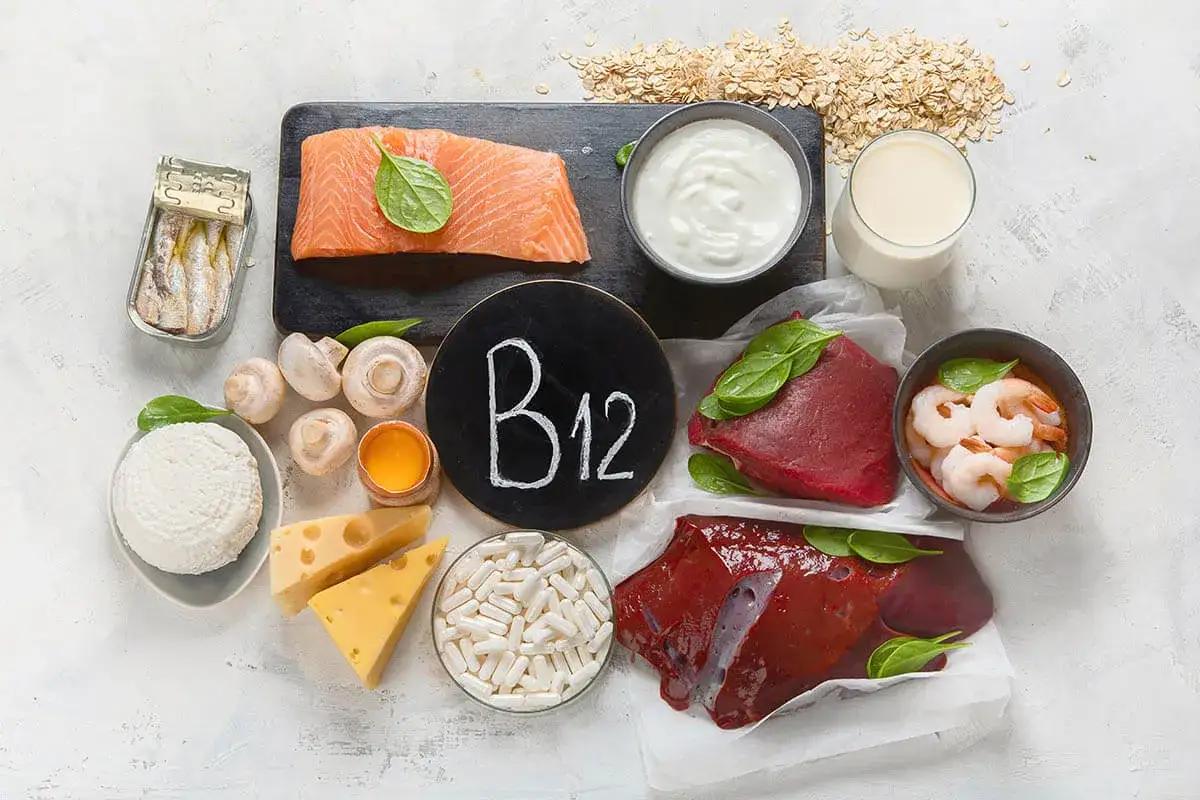 Vielfältige vitamin b12 lebensmittel: Lachs, Rindfleisch, Leber, Garnelen, Sardinen, Joghurt, Käse, Eigelb, Pilze und Haferflocken.