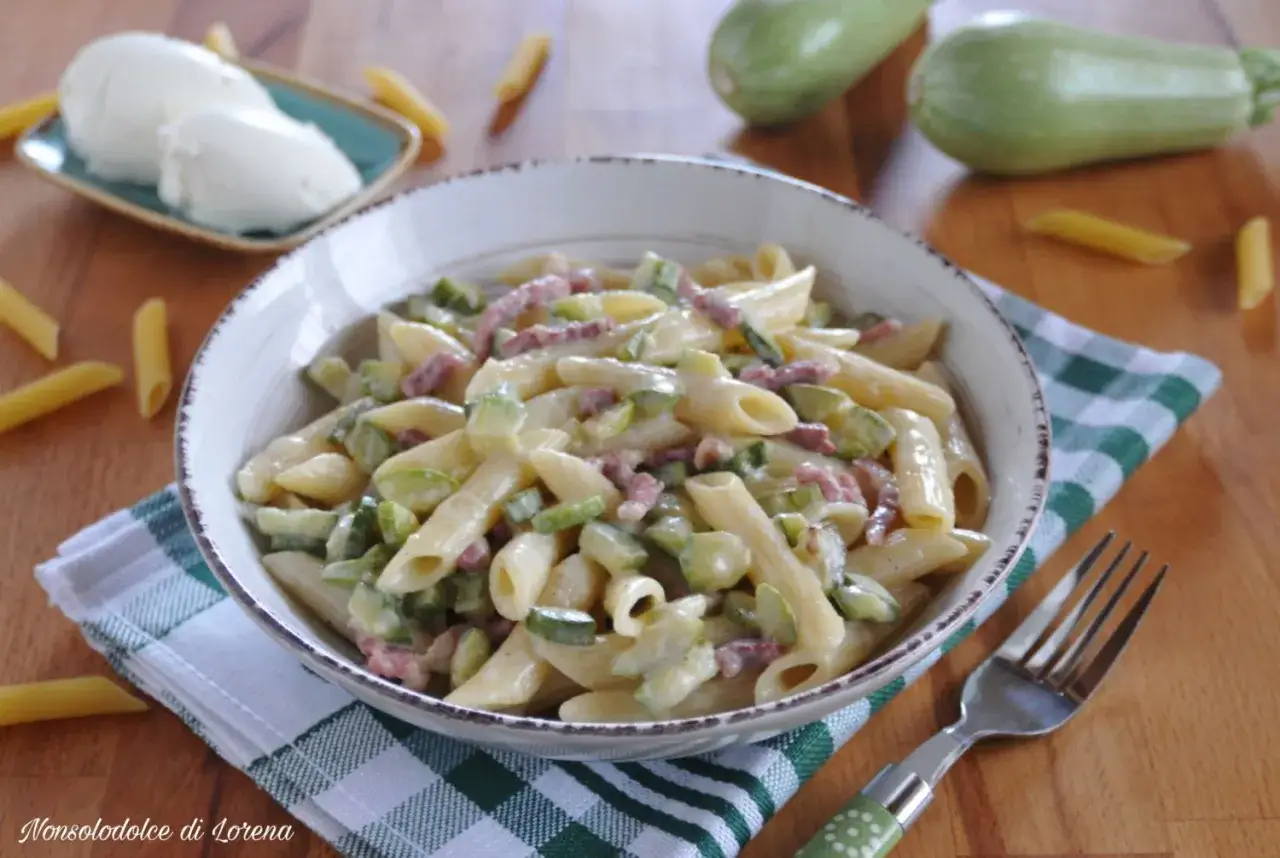Penne cremose con zucchine e pancetta, un piatto semplice e gustoso. La cremosità è data dal Philadelphia, che si sposa perfettamente con le zucchine.