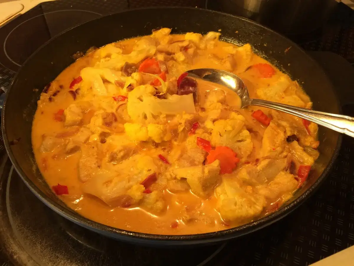 En värmande kycklinggryta med blomkål och morötter i en krämig sås, smaksatt med en hint av kyckling mango chutney.