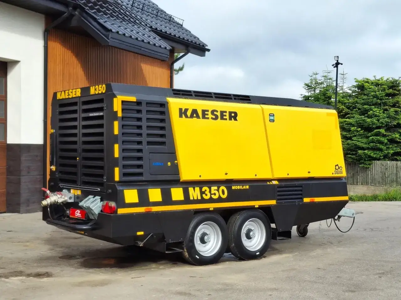 Mobilny kompresor Kaeser M350, jeden z rodzaj&oacute;w sprężarek, gotowy do pracy.
