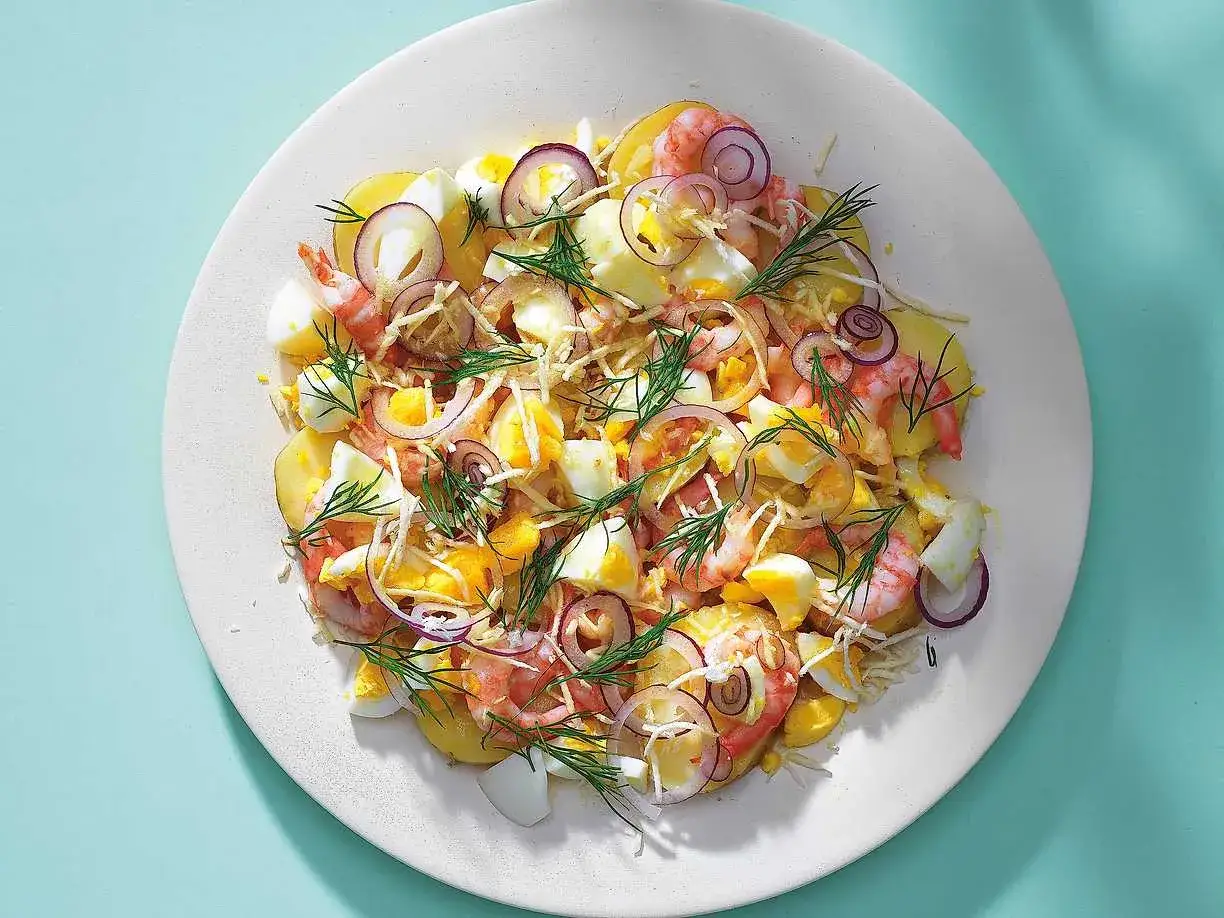 En härlig sallad med potatis, räkor, ägg och rödlök, perfekt som påskmat. Dill ger en frisk touch.