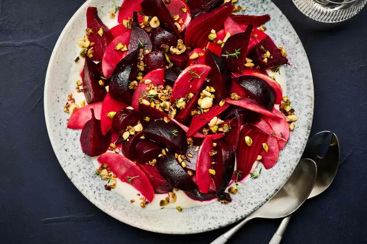 Ensalada vibrante de remolacha y manzana, con un cremoso aderezo y pistachos crujientes. ¡Una de las mejores remolacha recetas!
