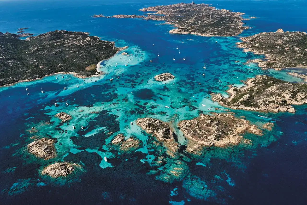 Acque cristalline e isole rocciose, un invito a visita la Maddalena in barca.