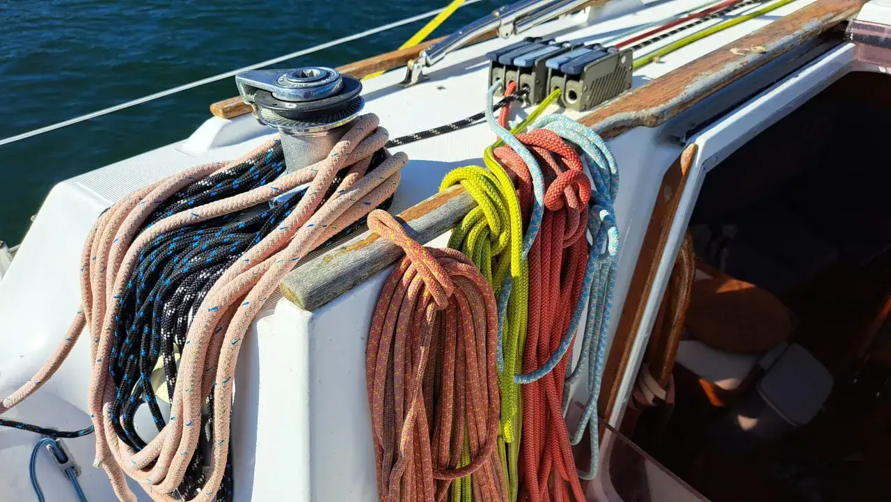 Sur un voilier, plusieurs cordages color&eacute;s sont enroul&eacute;s. Lequel choisir pour naviguer ?